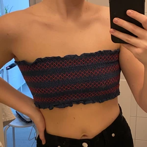 urban outfitters tube topp  - Jättefin tube topp från Urban Outfitters, knappt använd och så bra skick. Har man stora revben och axlar som mig men vanligtvis använder S, så passa M/L jättebra 🤍🖤🤍