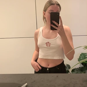 Brandy Melville topp - Super söt topp från Brandy Melville! Använd ett par gånger i somras men i super skick 🥰 (storlek skulle jag säga vara xs-s)