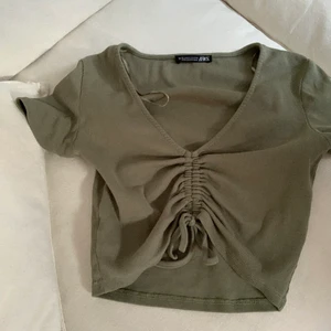 Croppad T-shirt zara - Tröja från zara som inte kommer till användning längre, jättefint skikt 