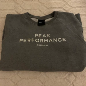 Peak performance  - Peak performance långärmad utan luva. Ganska tjock i materialet ungefär som en hoodie fast utan luva💛💛 Säljer på grund av att jag inte använder den. Använd ca 2-3 ggr. Storlek 170