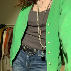 Grön tjocktröja!  - (ALLTING PÅ MIN SIDA 30kr!!)Ärvd från min mamma som hon hade när hon var ung, så det är riktigt 80-tal. Köparen står för frakten 🥰