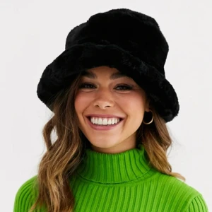 Fluffig bucket hat   - One size, fluffig bucket hat från ASOS. Aldrig använd, endast prövad. Nypris 175 kr. Första bilden är lånad från ASOS hemsida. 