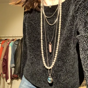 Svart sammetströja - (ALLTING PÅ MIN SIDA 30kr!!) Har ett par maskor längst armarna tyvärr :( köparen står för frakten 😽😽