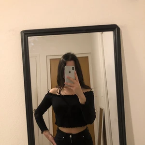 Ouf shoulder tröja  - Säljer denna svarta ouf shoulder tröjan i svart använd en gång . Möts i Malmö annars står kunden för fraktavgift 