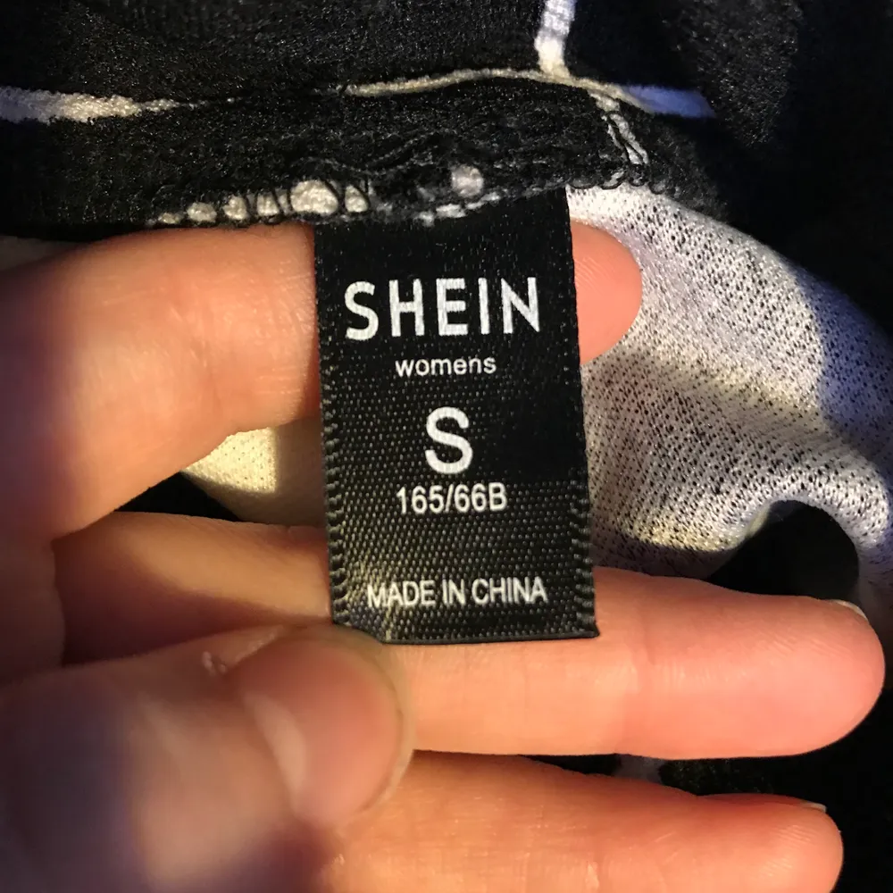 Mysiga byxor i olika färger jag köpt från Shein för ett tag sen. Använda bara en gång ungefär. Du betalar frakt eller möts upp. . Jeans & Byxor.