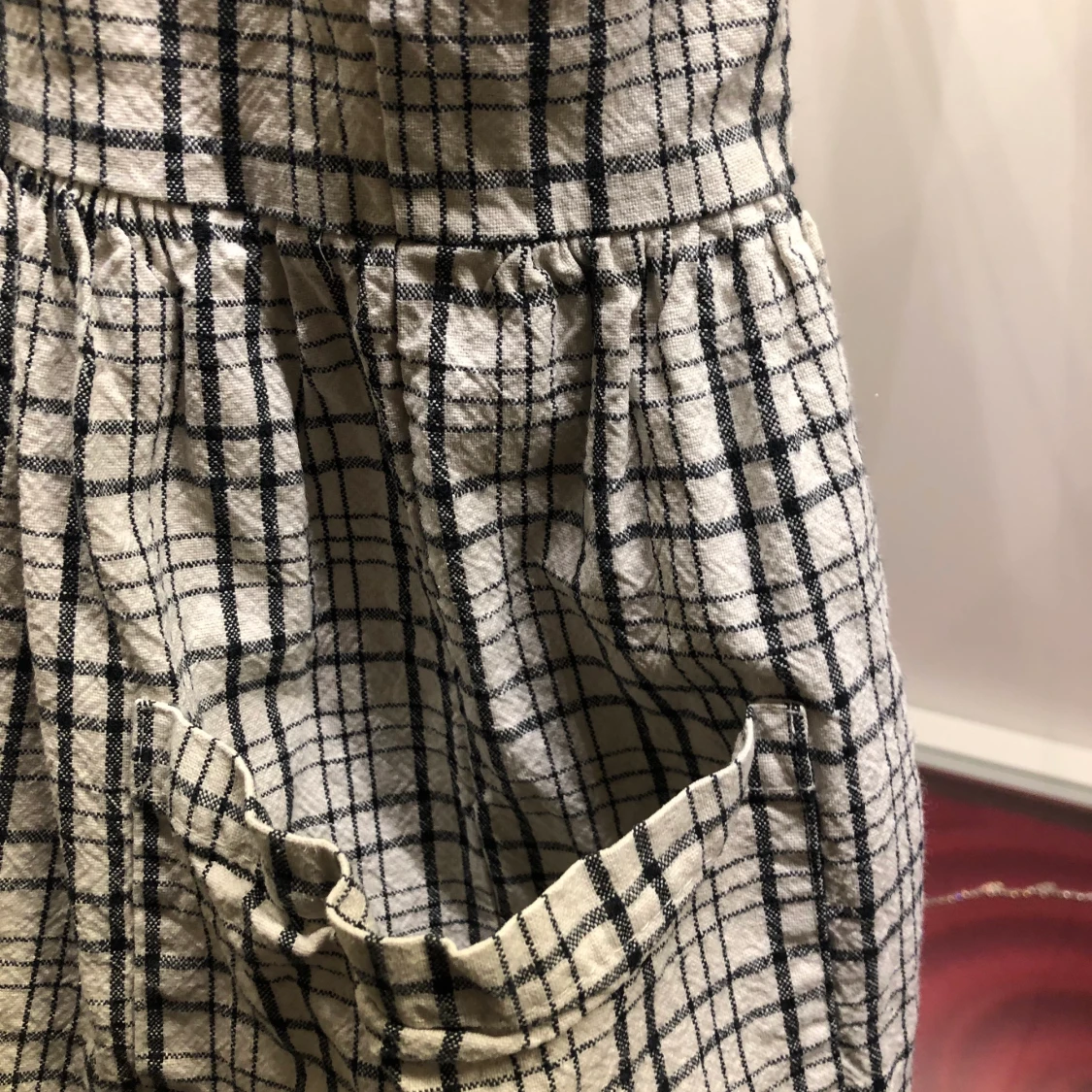 Svartvit klänning i tuffare material - 90