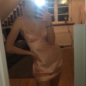 Victoria Secret Nattlinne - {nypris 600kr} jätte fint ljusrosa nattlinne i Siden. Endast använt en gång (provat) så i nyskick med lappen kvar!💞💞 bekvämt!