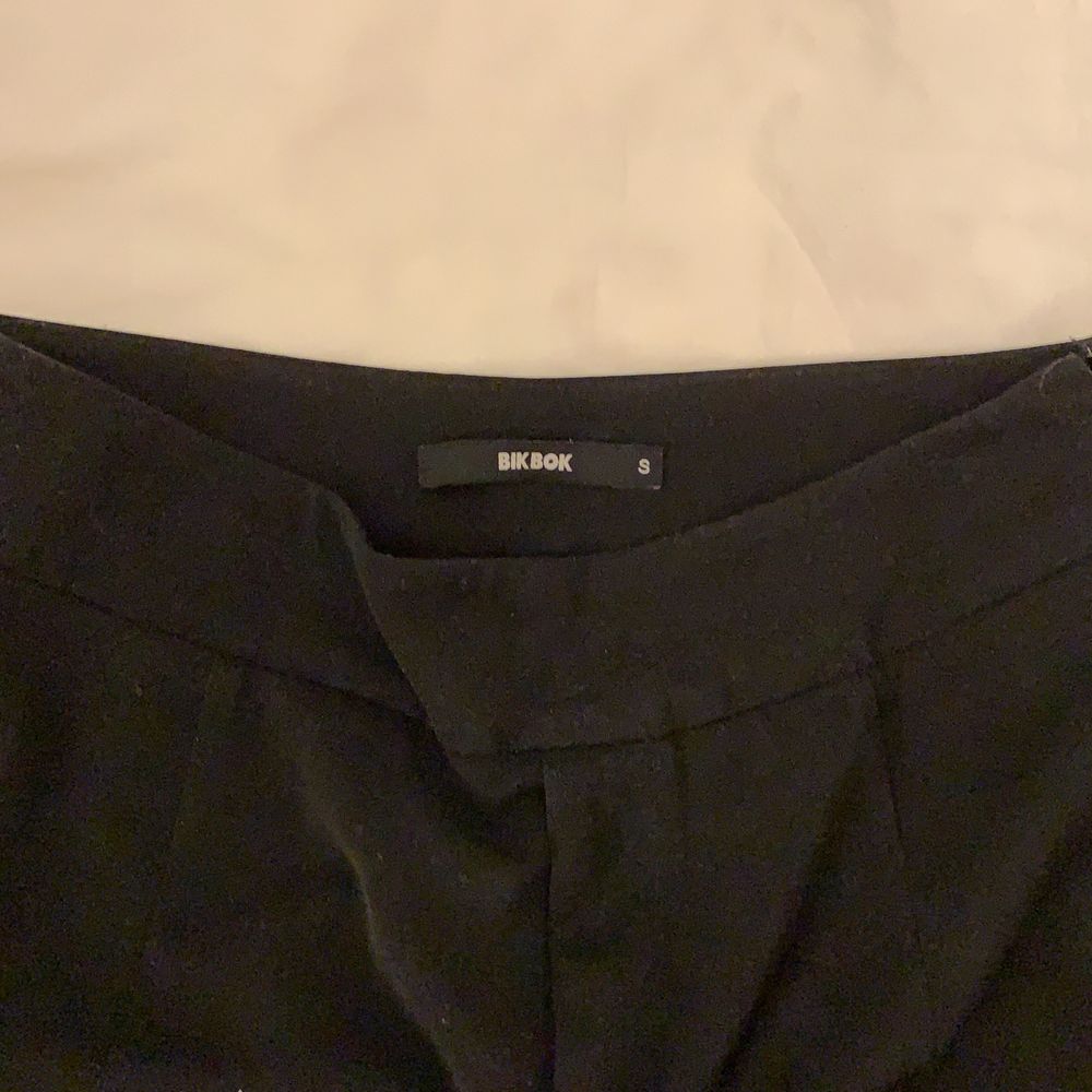 Ett par svarta kostymbyxor i tunt tyg från Bikbok, dragkedja på sidan. Strl S, bara använda ett par gånger så i bra skick. Jeans & Byxor.