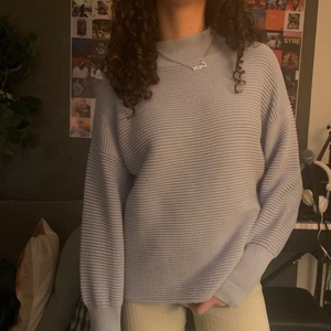 Ljusblå tröja / sweatshirt - Mysig och fin tröja i väldigt nytt skick! 