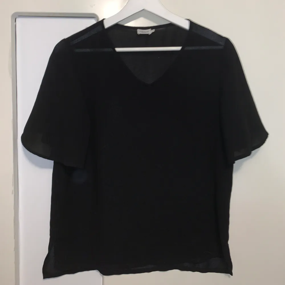 Svart basic blus från Filippa K för 200kr + frakt. Den är i storlek S och i tunt material. Den är helsvart (vet ej varför den ser glittrig ut på sista bilden). T-shirt modell och superskön. . Blusar.