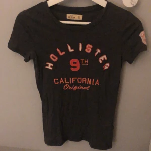 Hollister tröja - Grå hollister tröja med rosa text