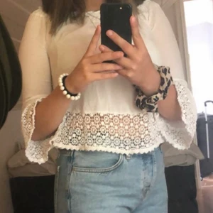 Tröja/blus - Supergullig tröja från Chelsea. Mycket bra skick och en sval tröja. Det står ingen storlek men skulle gissa på Xs/S då den är väldigt stretchig. Frakten blir 22kr🙂