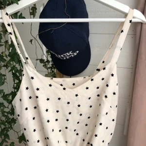 Festtopp med stjärnor  - Croppad Topp med stjärnor som passar perfekt till fest! Kommer inte ihåg vilket exakta märke då den köptes utomlands⭐️