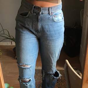 Snygga håliga jeans som fortfarande säljs i butik! Nyskick, endast använda en gång! Jag är 170cm och de sitter otroligt bra på mig!