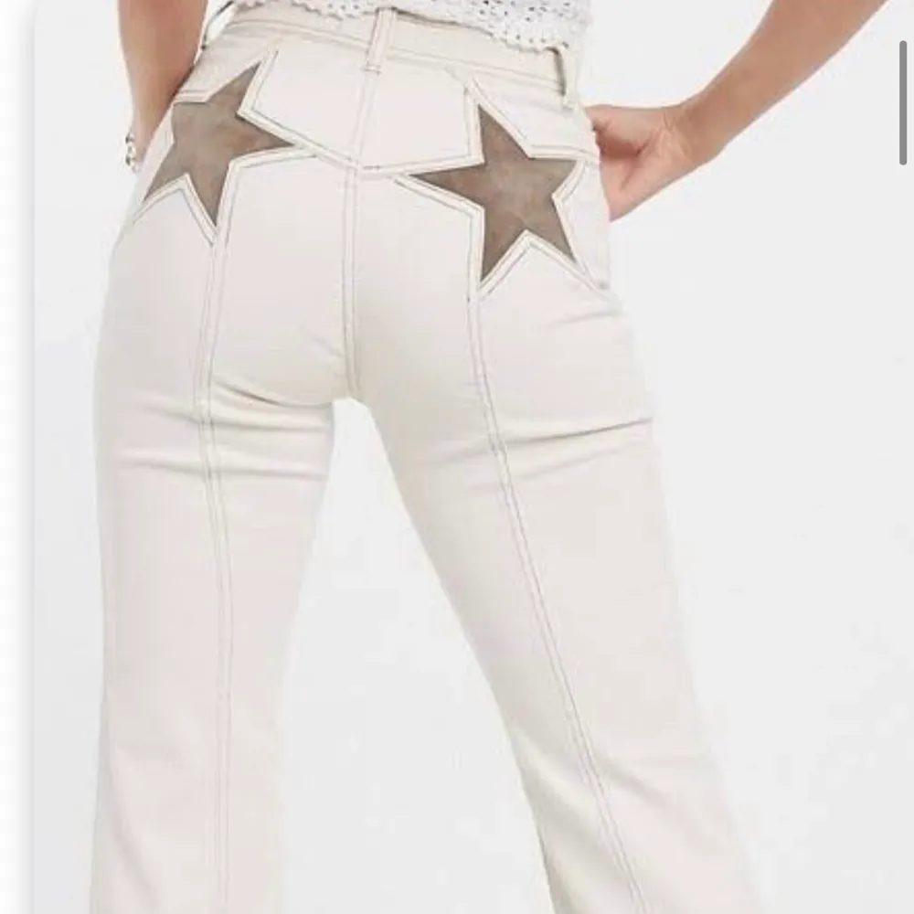 Stjärnbyxor från free people i modellen fire cracker. Köpt för inte alla länge sedan och endast använd en gång. Säljer då de intr kommer till användning och inte är min stil. Köpt för 1500kr. De är dessutom helt slutsålda överallt så passa på!!!. Jeans & Byxor.