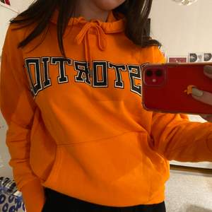 orange hoodie i storlek xs men oversized så passar även mig som är en M. Så skön och kan nog räkna på en hand hur många ggr den är använd så den är därmed i väldigt gott skick! Tryck där det står ”DISTORTION”