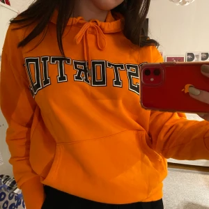 Orange hoodie - orange hoodie i storlek xs men oversized så passar även mig som är en M. Så skön och kan nog räkna på en hand hur många ggr den är använd så den är därmed i väldigt gott skick! Tryck där det står ”DISTORTION”