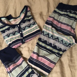 Victoria secret pyjamas - Pyjamas / mysset från Victoria secret. Jätte härligt material. 175 + frakt☺️☺️ (både byxor och tröja ingår)