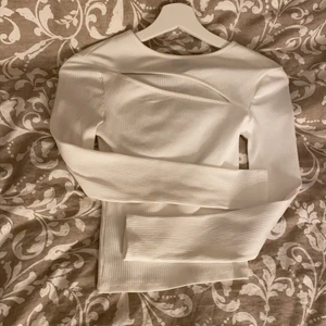 Vit långärmad  - Oanvänd fin vit topp i storlek xxs , nypris 199kr.