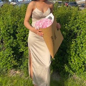 Champagne satin klänning 🤍 - Säljer denna superfina satinklänningen ifrån NAKD, användes en gång på skolavslutningen (bilderna i annonsen) & sen dess har den hängt i garderoben bara. I nytt skick fortfarande & har inga defekter alls! Frakt ingår i priset 🤍