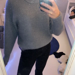 Tjocktröja - Varm och mysig tröja från Ginatricot i storlek S. Den är blå och silverglittrig.