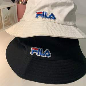 Super snygga buckethats som jag nu säljer pga att de inte kommer till användning! De är tyvärr inte äkta utan jag har köpt vanliga vita och svarta buckethats och sedan sytt på fila taggen för hand! Så fina och coola till sommarn! En för 90 plus frakt eller båda för 150🤍🖤