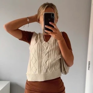 Stickad väst - Säljer denna stickade västen från monki! Supersnygg men kommer inte längre till användning. Storlek M men passar även XS/S. 200kr inklusive frakt eller bud om fler är intresserade!