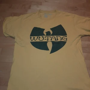 Wu tang t shirt - Wu tang t shirt. Gulare i verkligheten. Storlek L