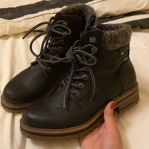 Stövlar  - Fina och bekväma stövlar i storlek 38. Bara har använt några gånger. ( priset kan diskuteras )