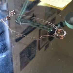 Roséguldigt halsband - Säljer detta halsband som jag köpte för några år sedan, använt bara någon enstaka gång så det är som nytt! Frakt på 12 kr tillkommer🦋