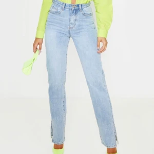 SLIT JEANS - Slim fit jeans med slits.                                                         Aldrig använda pga för långa för mig!  Jag är 166 cm.              Nypris:270kr.   Säljer för 200kr inklusive frakt💕 passar storlek 36- 38!!!