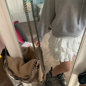 Volangkjol  - Säljer en fin volangkjol från h&m som köpte i somras som inte kommer till användning. Jätte fin till våren med strumpbyxor under eller till sommaren. Storlek Xs men skulle säga att den passar både xs och s då den har resårband i midjan 💓