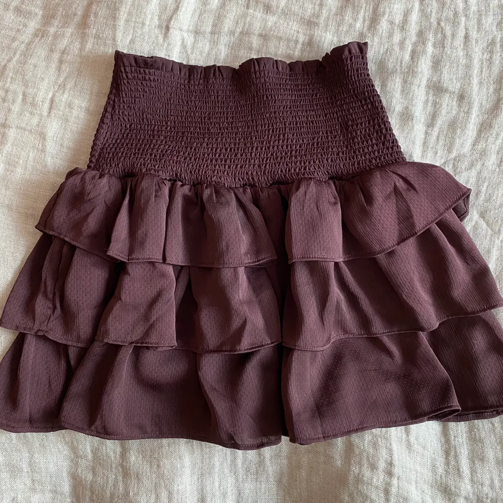 Snygg kjol från märket designers remix. Är i storlek 14 men skulle säga att den passar xs-s. Passar både att ha på vintern och på sommarn. Nypris är runt 800. Säljer pågrund av att den ej kommer till användning längre.. Kjolar.