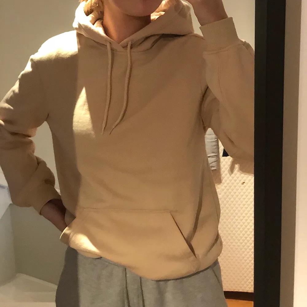 Hoodie från H&M. Aldrig använd, bara testad, nyskick. Herrmodell stolek xs, nassar mig som brukar ha dam s/m. Köparen står för frakten🌸. Tröjor & Koftor.