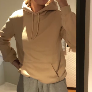Beige hoodie - Hoodie från H&M. Aldrig använd, bara testad, nyskick. Herrmodell stolek xs, nassar mig som brukar ha dam s/m. Köparen står för frakten🌸