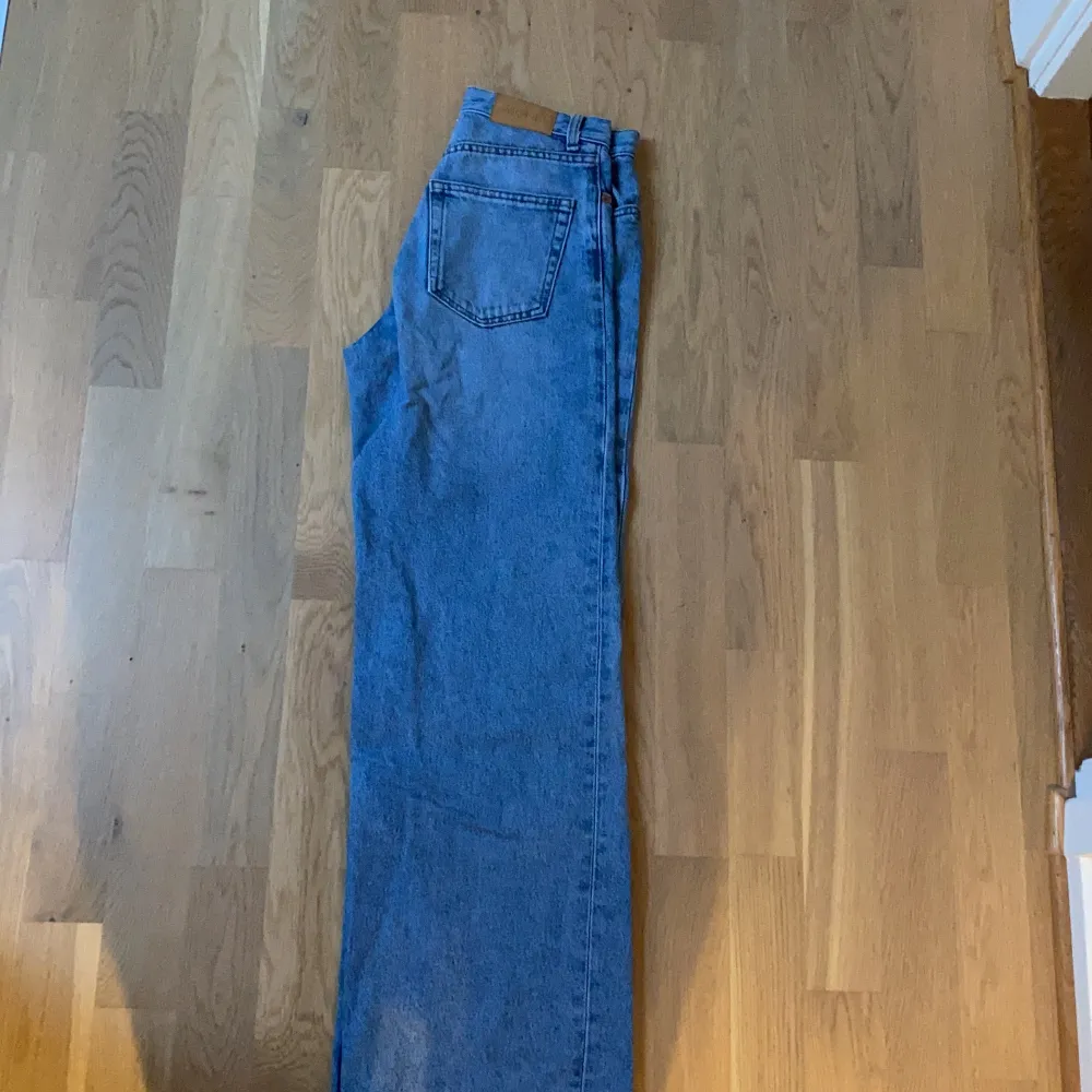 Snygg jeans från weekday, dock har de blivit för små så därför jag säljer. Najs röv med vida ben. Långa i benen. Jeans & Byxor.