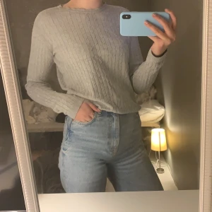 Tröja - Snygg Kabelstickadt tröja från Kappahl, priset är plus frakt!! Stolek 158/164 men är som en xs