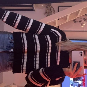 Randig stickad tröja - Säljer min randiga stickade tröja (den har en liten polo och är lite kortare men ej så mkt) 50kr+frakt