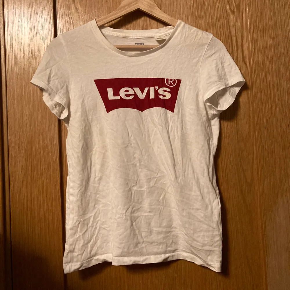 Vit Levi’s t-shirt i storlek xs. Använd ett fåtal gånger men i bra skick.. T-shirts.