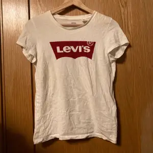 Vit Levi’s t-shirt i storlek xs. Använd ett fåtal gånger men i bra skick.