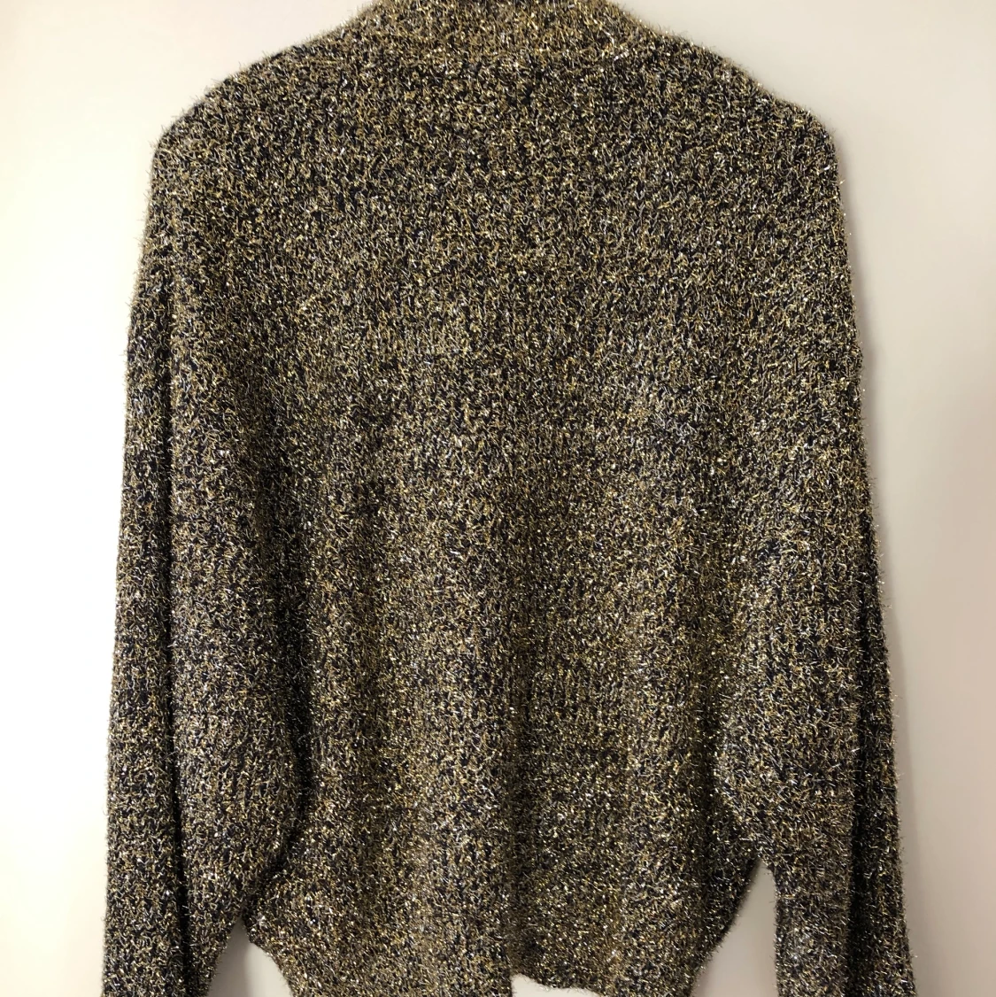 Svart-guld glitter tröja från Nelly - 90