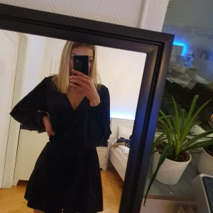 Glitter svart byxdress  - Oanvänd, helt ny ifrån divides by h&m.