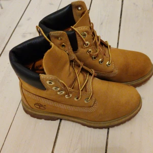 Timberland stl 36 - Klassiska Timberland i stl 36. Använda knappt en säsong, det är lite creases på dom och ett och annat märke. 