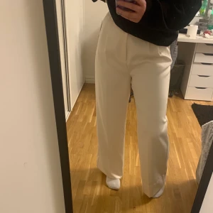 Vintage byxor  - Snygga vita utsvängda vintage kostym aktiga byxor från Gina. Säljer pga för stora. Aldrig använda (lappen är kvar se bild 3). Storlek 40. Köpta för 499kr säljer för 230kr + frakt 💜💜