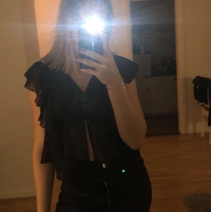 Blus - Öppen blus från bikbok storlek M. 30kr + frakt.  Priser kan sänkas vid köp av fler plagg 