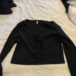 Tie In Front - Tie In Front tröja ifrån Zalando. Endast använd 1 gång och tvättad efter det. Storlek L men mer som en M skulle jag säga. Säljer då den inte kommer till användning. 80kr + frakt eller högst budande + frakt ☺️