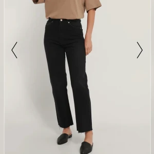 Jeans NAKD - Svarta jeans från NAKD. Storlek 34 men passar en 36. Färgen är lite ljusare än de första bilderna (de sista) Köparen står för frakt, tar endast swish 🧡📦 Pris går att diskutera !