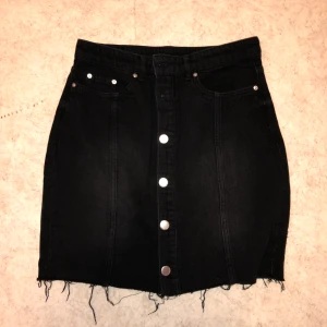 Svart jeanskjol - En snygg jeanskjol som tyvärr var för små för mig vid höften. Det passar dig som har strl 38 och inte breda höfter. Tyget är jätteskön och längden slutar innan knäna och avslöjar inte för mycket. Jag är 160cm lång! Den har fram och bakfickor, fina silverknappar på hela framsidan. Buda!🤎 prislappen finns kvar.