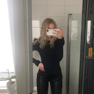 Marinblå tröja med volanger - Från h&m i xs, pris: 70kr+ frakt✨