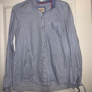 Skjorta  - En fin skjorta från Lindex, Holly & Whyte. Där är knyte nere vid armarna vilket är en fin liten detalj. Storlek 36. 